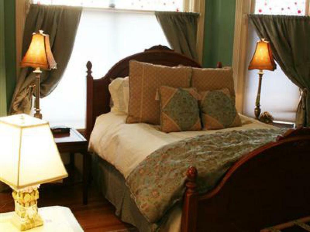 M&M Victorian Bed And Breakfast Marinette Esterno foto