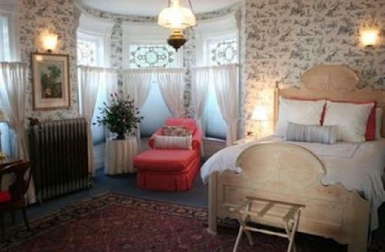 M&M Victorian Bed And Breakfast Marinette Esterno foto