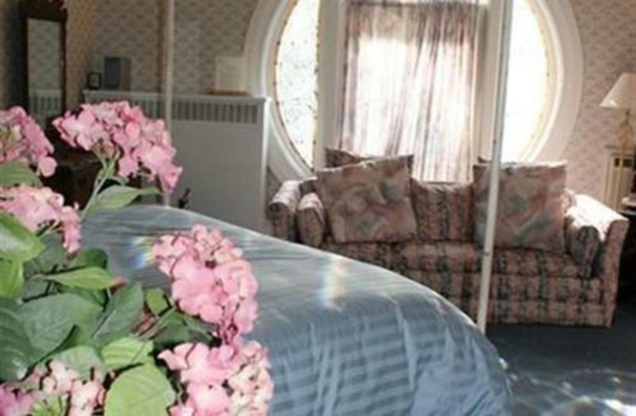 M&M Victorian Bed And Breakfast Marinette Esterno foto