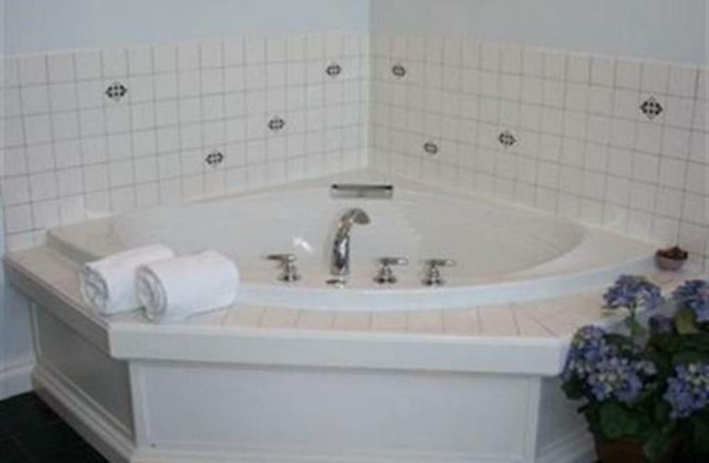 M&M Victorian Bed And Breakfast Marinette Esterno foto